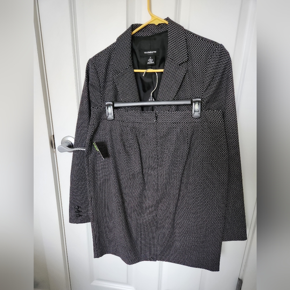 Liz Claiborne suit size Medium jacket and size 10 skirt.